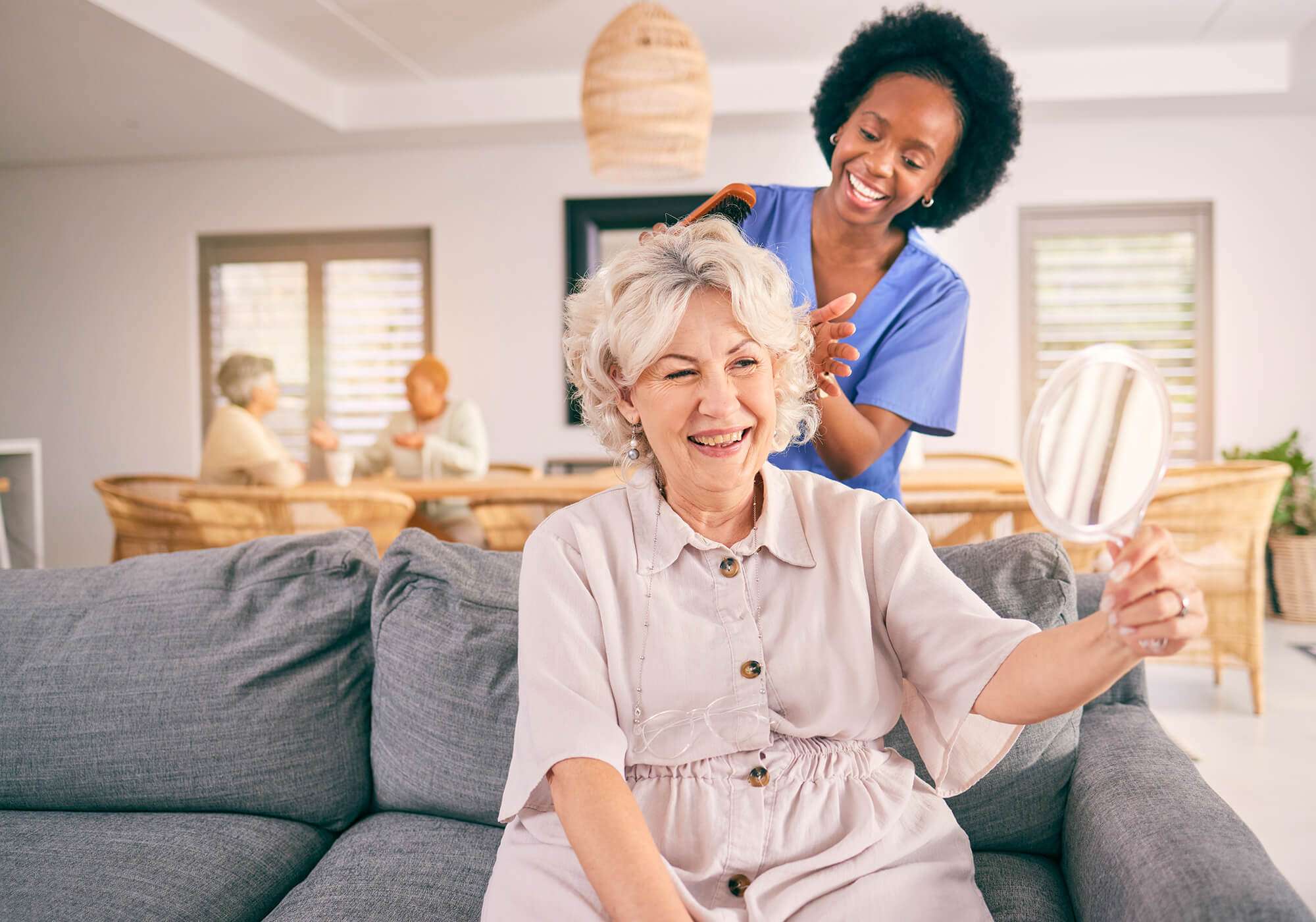 nurse-brush-hair-of-happy-mature-woman-in-the-livi-JAQXGJS.jpg